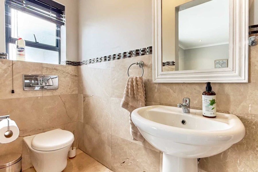4 Bedroom Property for Sale in Flamingo Vlei Western Cape
